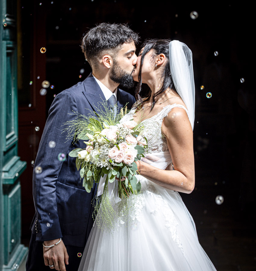 Photo de mariage – couple échangeant un regard complice